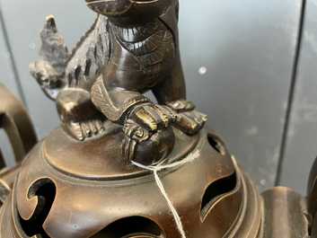 Un br&ucirc;le-parfum tripod couvert en bronze, Chine, marque de Qianlong, 19/20&egrave;me